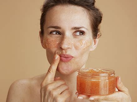 Žena si robí jemný peeling pokožky