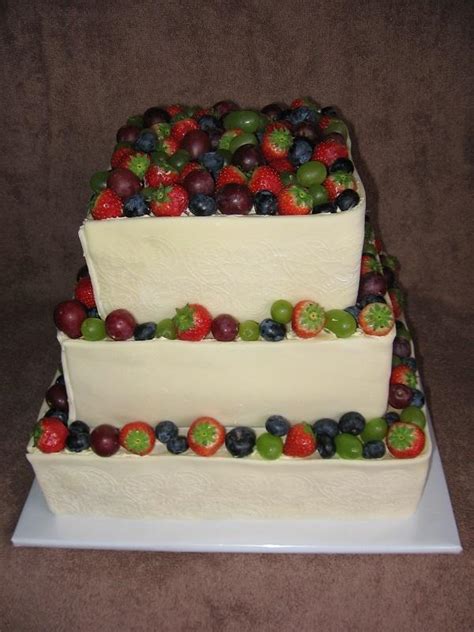 Svadobná torta s ovocím a zdravými alternatívami