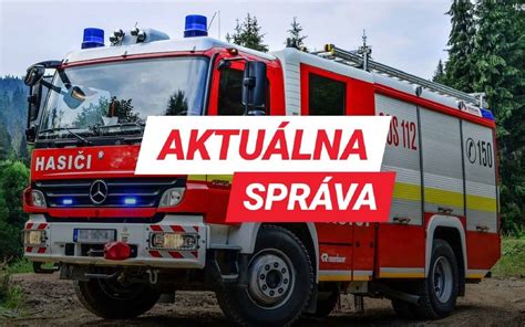 hasiči bojujú s požiarom na šrotovisku
