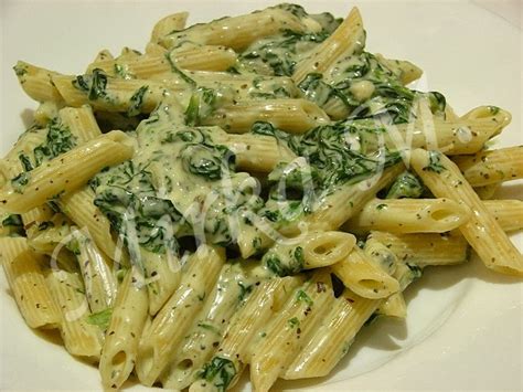 ingrediencie na cestoviny so spenatom a parmezanom