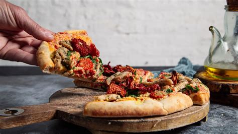Hotová, čerstvo upečená pizza
