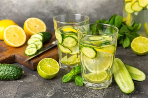 Ilustračná fotografia uhorkovej limonády v pohári s citrónom a mätou