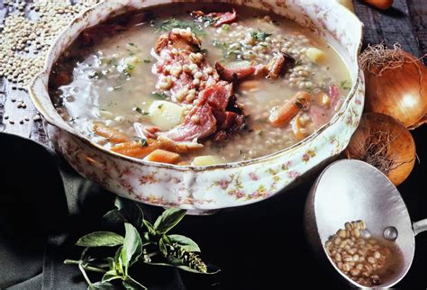 Ilustračné foto hrachovej polievky s údeným mäsom