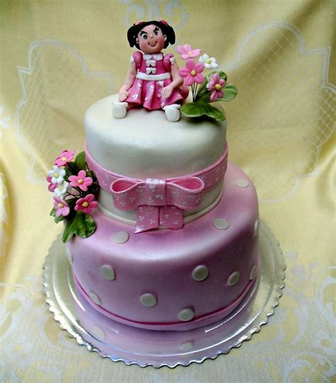 dvojposchodová torta s dievčatkom