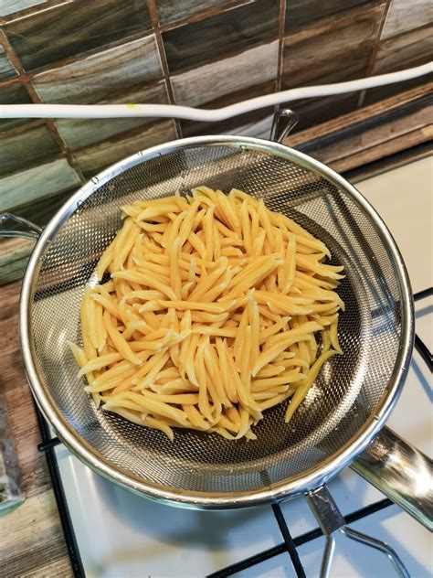 Cestoviny odkvapkávajúce v sitku