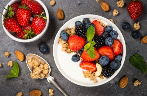 Ilustrácia jogurtu s ovocím a orechmi