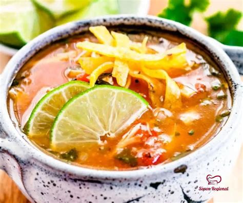 Limetka a ingrediencie na Sopa de Lima