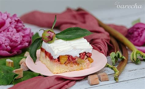 Rebarborový koláč s jahodami a bezé