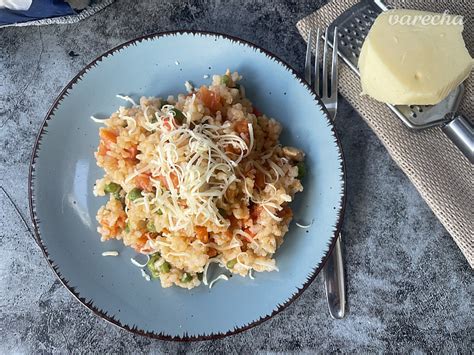 Zložky thajskej bazalkovej ryže s kuracím mäsom