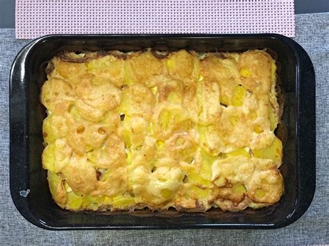 Čerstvé zemiaky na plechu