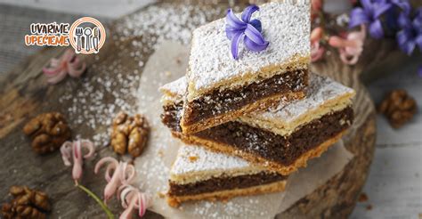 Hotový koláč s orechovou plnkou na plechu