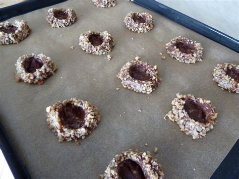 rozložené cookies na plechu pred pečením