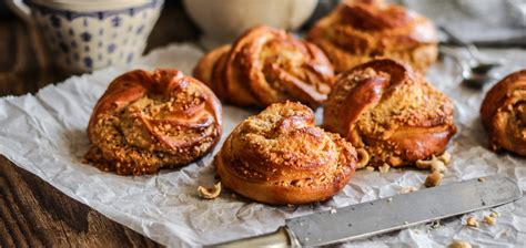 Hotové kysnuté orechové uzlíky na tanieri