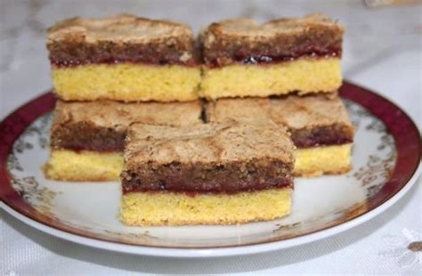 Rozkrojený orechový koláč s viditeľnou náplňou