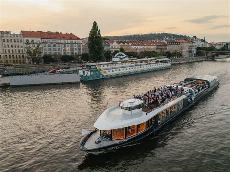 Panorama Prahy z lode na Vltave