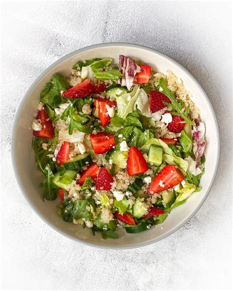 Šalát s quinou, jahodami a feta syrom