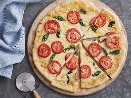 Zložky typické pre letnú časť pizze: paradajky a bazalka