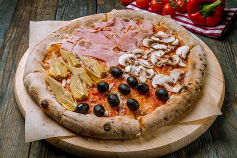 Pizza Quattro Stagioni pripravená na pečenie