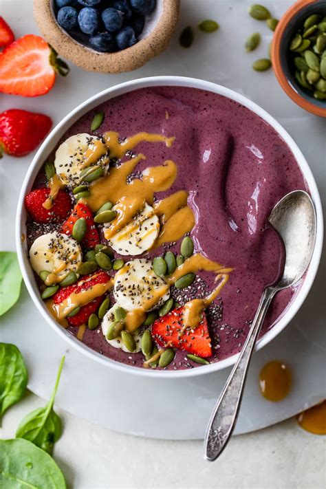 Farebná smoothie bowl s ovocím a semienkami