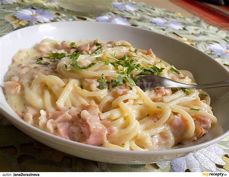 špagety carbonara na tanieri