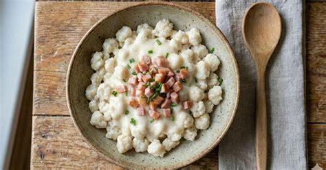 Ilustrácia bryndzových halušiek s detailným popisom