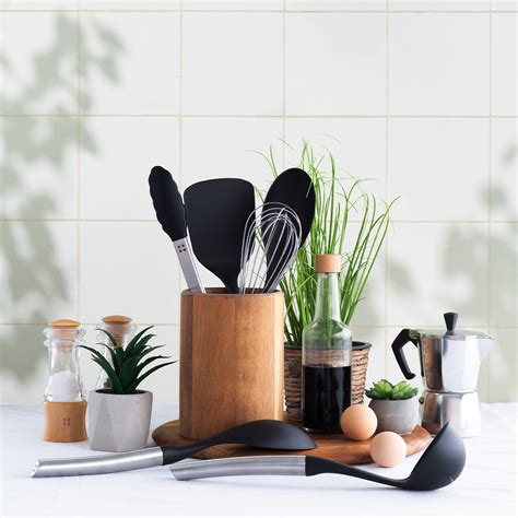 Ilustrácia rôznych kuchynských pomôcok a surovín