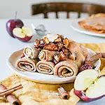 Servírovanie škoricových palaciniek s karamelizovanými jablkami