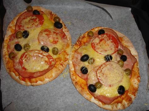 Ilustračná fotka pizze z arabského chleba s rôznymi ingredienciami