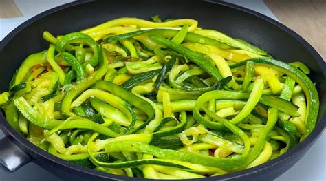 Ilustrácia ručného krájania cukety na tenké prúžky