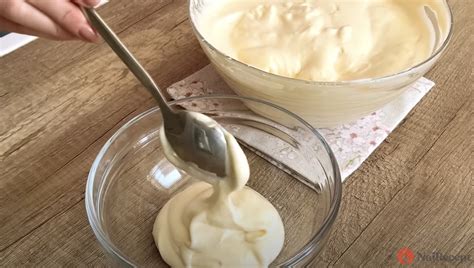 Obrázok pripraveného piškótového cesta a krému