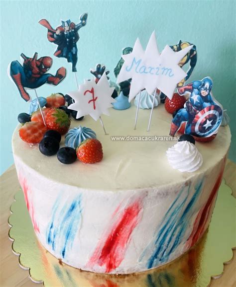 Koláž rôznych tort s jedlými obrázkami