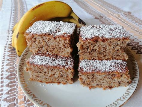 Šťavnatý banánový koláč pripravený na krájanie