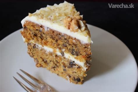 mrkvová torta ozdobená ovocím a orechmi