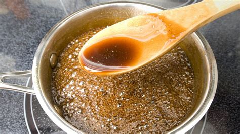 Proces karamelizácie cukru v hrnci.