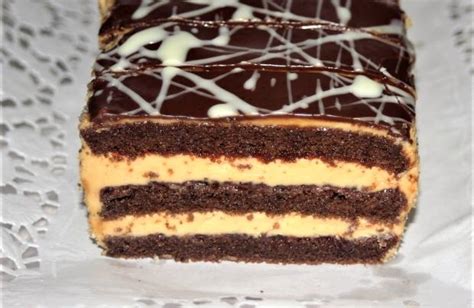 Vrstvenie tortových oblátok s karamelovou plnkou.