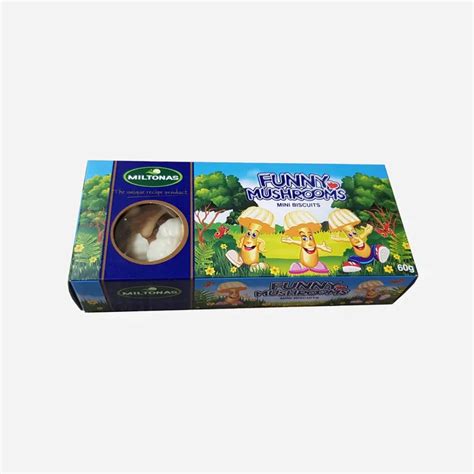 Proces namáčania grilážok do čokoládovej polevy.