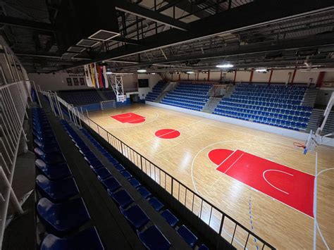 Športová hala s hráčmi stolného tenisu na vozíčkoch