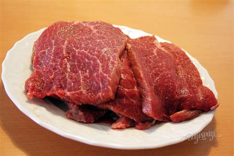 Surové hovädzie mäso nakrájané na kocky