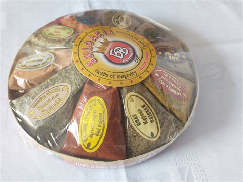 Ilustrácia rôznych druhov korenín a soli