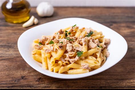 Ingrediencie na tuniakové cestoviny