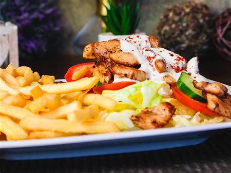 Servírovaný tanier s kuracím supreme a steakovými hranolkami