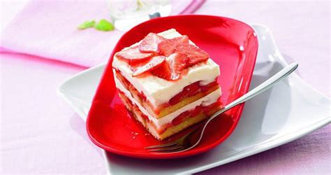 Hotový dezert Mille-feuilles s jahodami