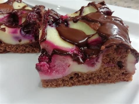 Ilustračná fotka čokoládovej torty s tvarohom a ovocím