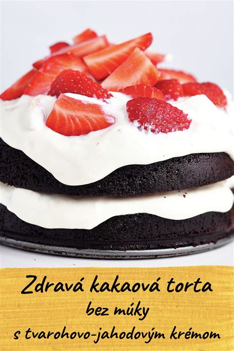 Rez čokoládovej torty bez múky s tvarohovo-jahodovým krémom