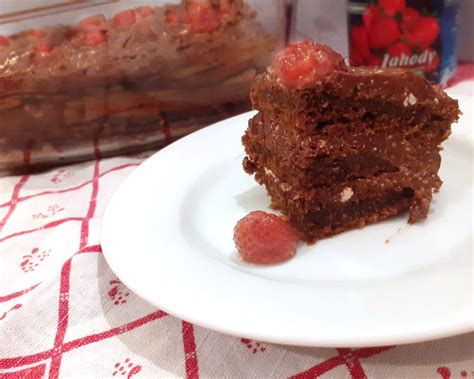 Vizualizácia skladania čokoládovej torty s tvarohom