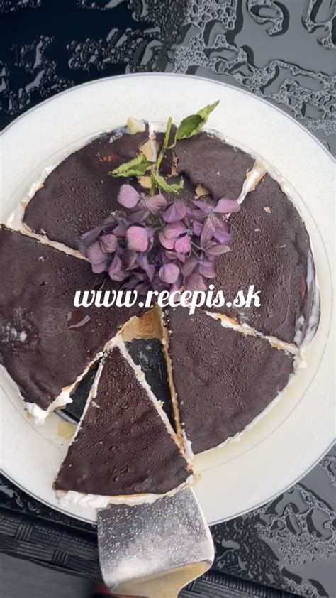 Rozložené ingrediencie na prípravu čokoládovo-tvarohovej torty