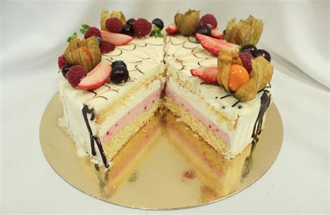 Svadobná torta s bielou čokoládou a ovocím