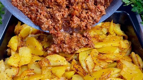 zemiaky s mäsom zapečené v rúre pod alobalom