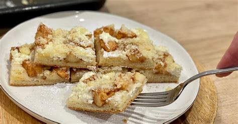 Rozkrojený jablkový koláč s posýpkou