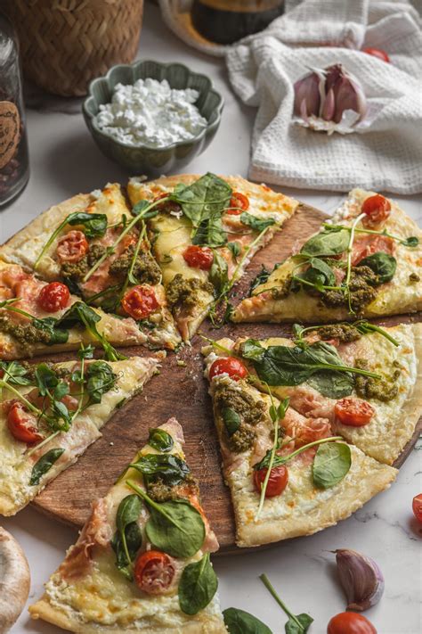 Pizza s bielym základom a zemiakmi